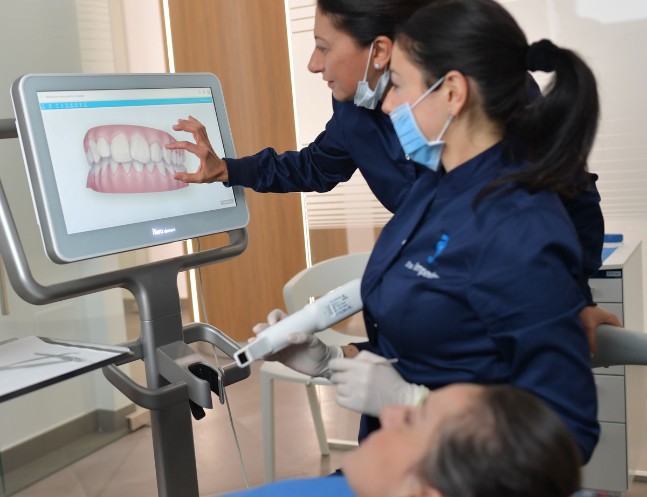 La dottoressa Semeraro che mostra al paziente sul monitor la scansione digitale dei suoi denti