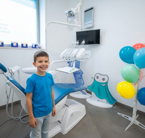 Bambino sorridente nello studio medico dentistico Semeraro