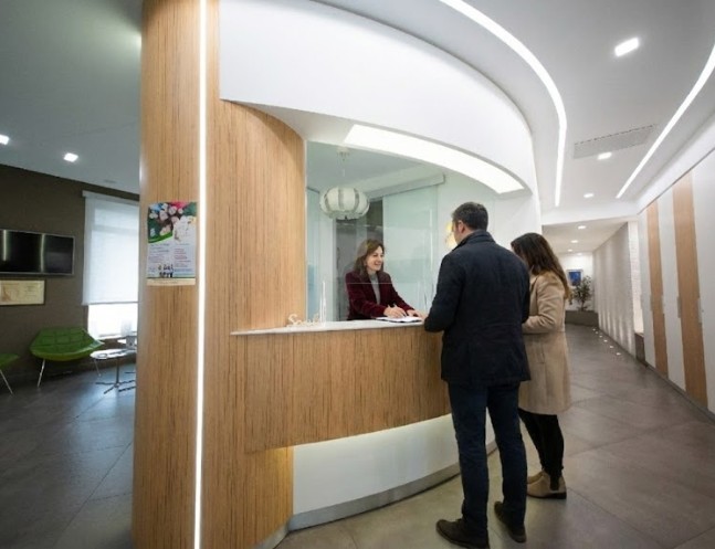Segretaria che accoglie pazienti presso lo studio dentistico Semeraro a Martina Franca in Puglia