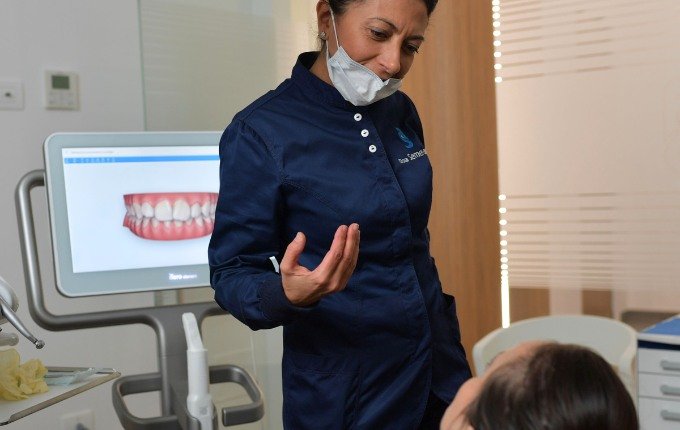 Scanner digitale 3D per imponte digitali senza fastidi con dottoressa che parla al paziente