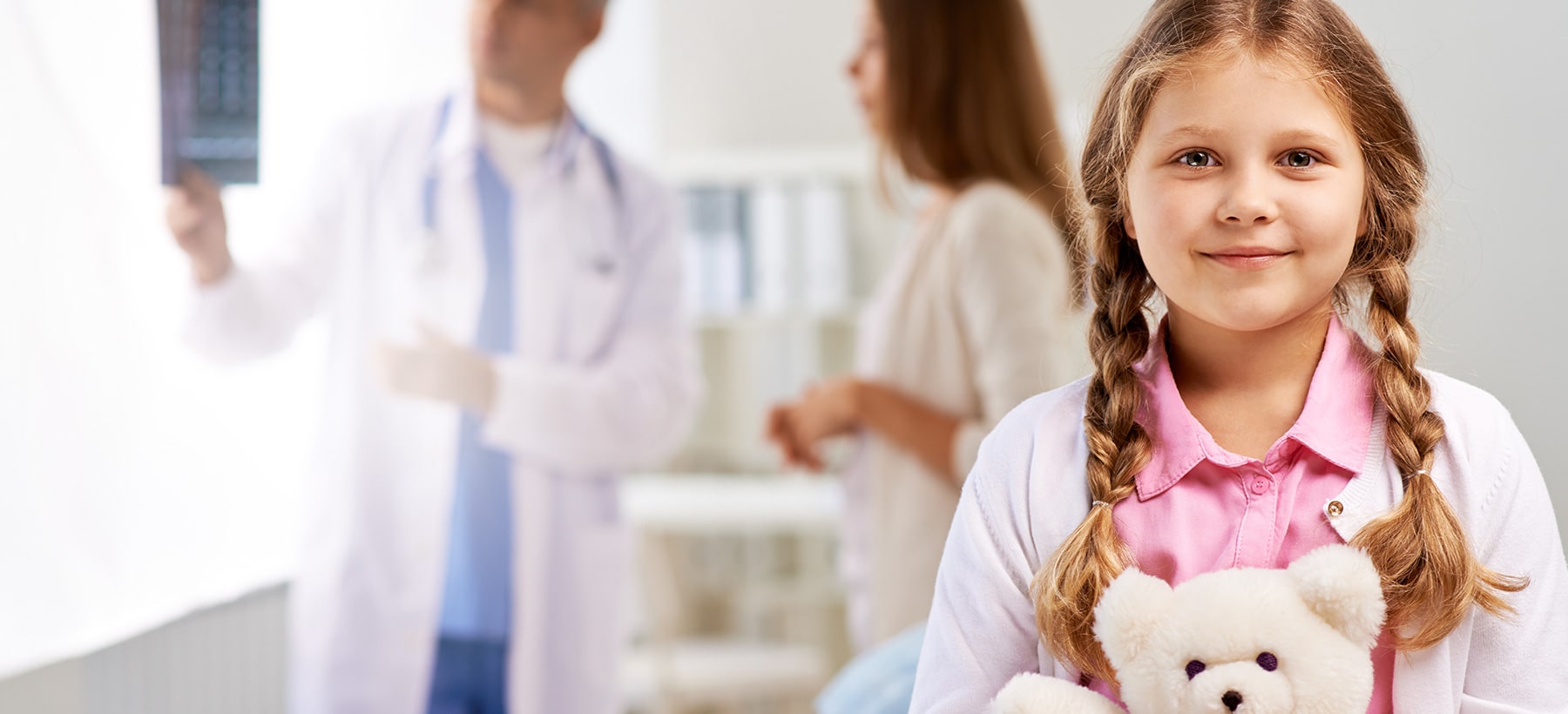 Bambina sorridente dopo il trattamento presso Il dentista dei Bambini a Martina Franca